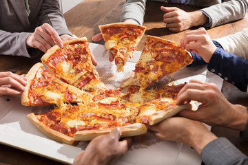 Group Of Businesspeople Eating Pizza - obrazy, fototapety, plakaty