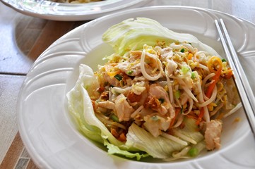 Asian noodles with vegetables and chicken