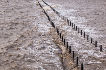 &Uuml;berschwemmter Weg bei Flut und Hochwasser