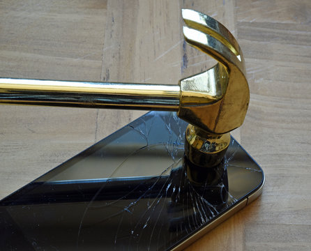 Hammer zerstört Smartphone-Display