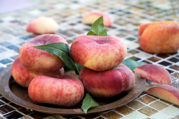 Bergpfirsiche auf einer Mosaikplatte