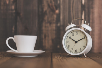 目覚まし時計とコーヒータイム