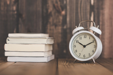 Naklejka premium 目覚まし時計と読書