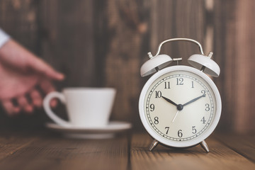 目覚まし時計とコーヒータイム