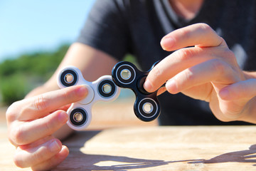 men hand hold a white and black spinner