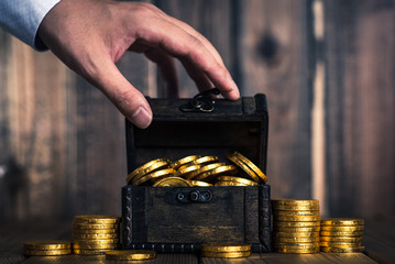 宝箱と金貨