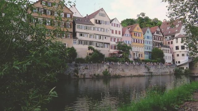 Friedliche Stocherkahn-Fahrt auf dem Neckar in der Universit&auml;tsstadt T&uuml;bingen
