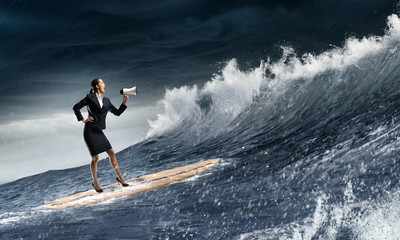 Obraz premium Łapanie fali sukcesu. Różne środki przekazu