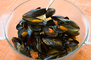 peppered steamed mussels in a glass bowl
