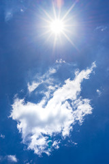Naklejka na ściany i meble Sommer Sonne Himmel Blau Wolken Hintergrund