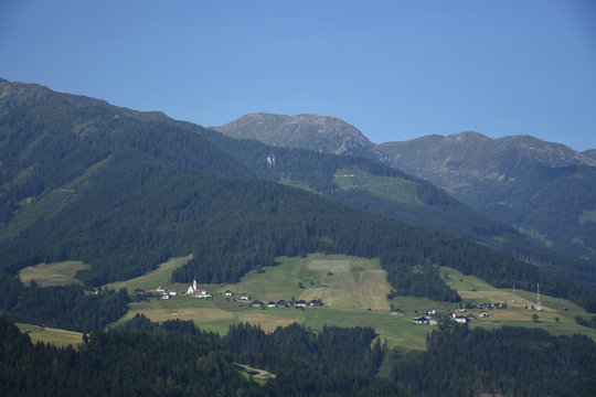 Osttirol, Pustertal, Hollbruck, Dorf, Bergdorf, Strassen, Kirche, Kartitsch, Knappenkirche, Wald, Berg