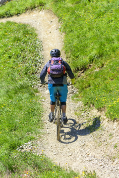 Mountainbiker im Downhill-Trail
