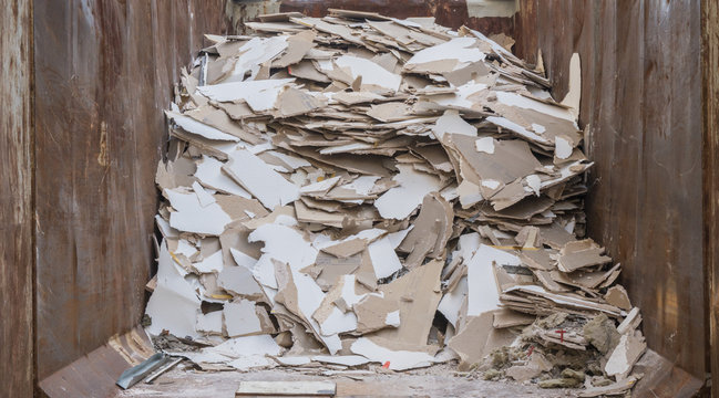 Bauschutt in einem Container zur Entsorgung 