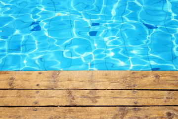 Obraz premium top view of swimming pool and wooden deck background