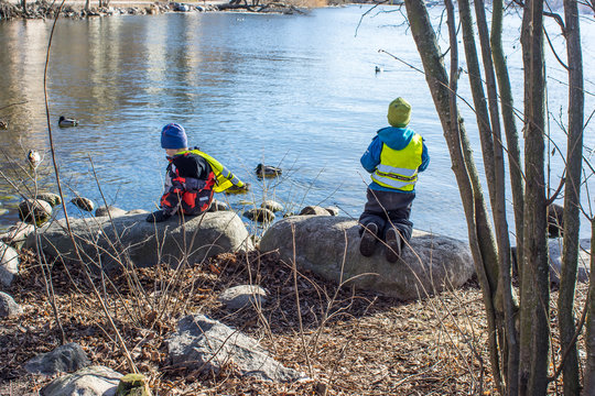 Tv&aring; barn leker vid stranden vid Rolambshovsbadet en v&aring;rdag