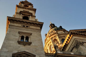 Fototapeta premium Turm der St.-Stephans-Basilika auf dem Stephansplatz im Abendlicht