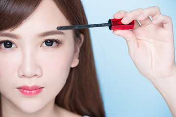 Fototapeta premium woman take mascara