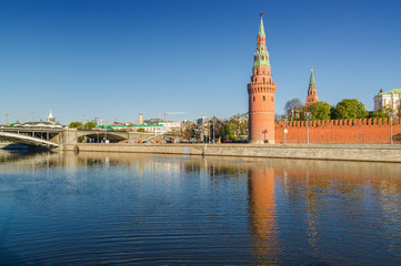 Obraz premium Morning view of Moskva River, embankments, Kremlin Towers in Moscow, Russia.