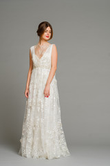 Fototapeta na wymiar beautiful young bride in white wedding dress