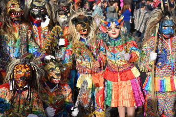 Péruviens en costumes de fête plaza de Armas à Cusco au Pérou