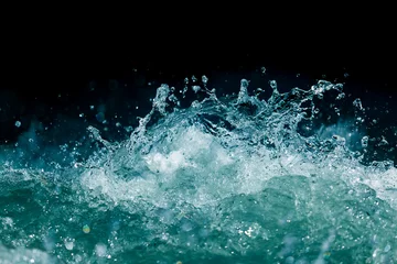 Fotobehang Oceaan golf Splash van stormachtig water in de oceaan op een zwarte achtergrond