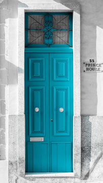 2-fl&uuml;gelige blaue Holz-Haust&uuml;r mit Sprossen-Oberlicht und T&uuml;rknauf auf der Mittelmeerinsel Malta