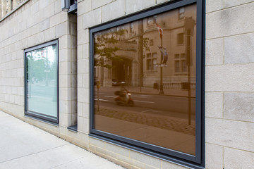 Fototapeta na wymiar オタワの通りにある窓に映る風景