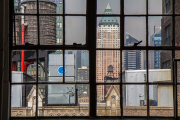 アパートの窓越しに見るニューヨークの都市景観