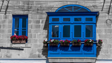 Blaues Fenster mit Erker im Fischereihafen Marsaxlokk auf Malta