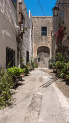 Fototapeta na wymiar Schmale ruhige Gasse / Strasse auf der Mittelmeerinsel Malta