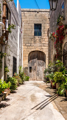 Fototapeta na wymiar Schmale ruhige Gasse / Strasse auf der Mittelmeerinsel Malta