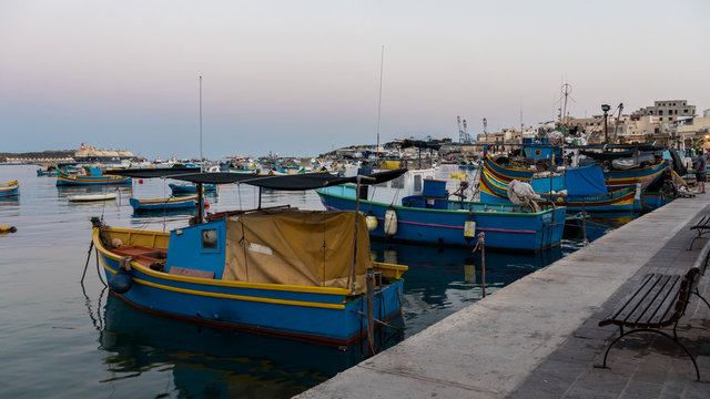 Fischerboote im Hafen Marsaxlokk einem Fischerdorf auf Malta bei Nacht