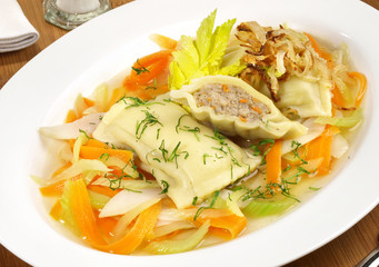 Maultaschen auf Gemüse mit Brühe