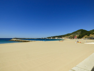Fototapeta na wymiar Peaceful and relaxing beach in Sesimbra, Portugal