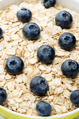Oatmeal porridge with blueberries. healthy breakfast.