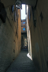 Eine Gasse in der Altstadt von Siena