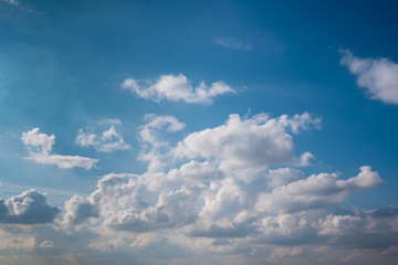 Fototapeta na wymiar 파란 하늘에 흰 구름