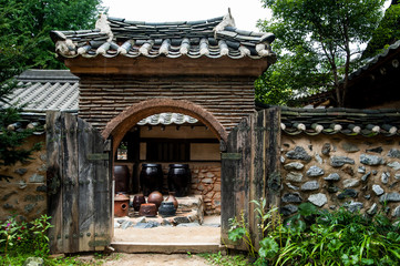 한국의 전통 한옥에 있는 중간문