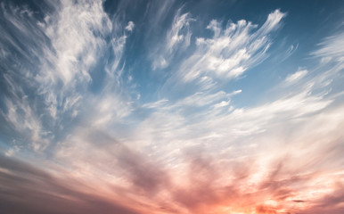 Dramatischer Himmel bei Sonnenuntergang, der Kontrast der Cirrus-Wolkenformen,