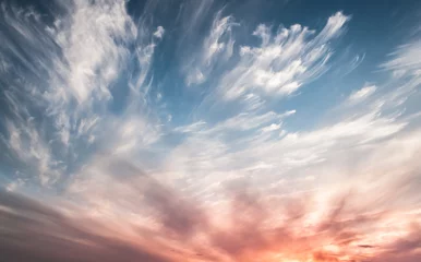 Poster Hemel Dramatische hemel bij zonsondergang, het contrast van Cirruswolkvormen,