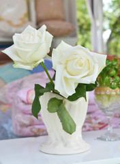Natural white roses flower in vase.