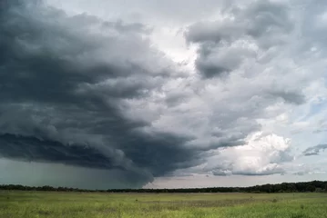 Zelfklevend Fotobehang Onweer Stormcycloon over zomervelden en bossen