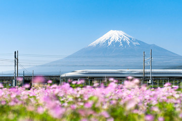 Obraz premium Tokaido Shinkansen pociąg pocisk przechodzi przez Mount Fuji, Yoshiwara, Prefektura Shizuoka, Japonia