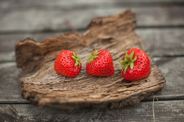 Truskawki na drewnianym tle