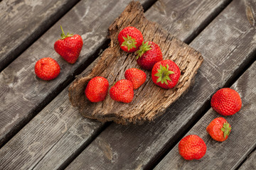 Truskawki na drewnianym tle