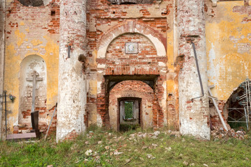 Plakat Ruined Church of the Holy virgin (1825-1836) at the village Korotsko. Russia, Novgorod oblast