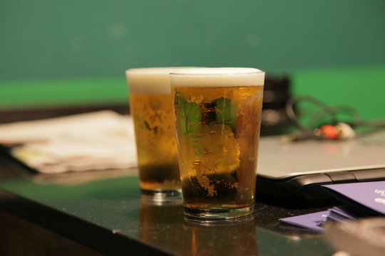 Dos vasos con cerveza fresca en una terraza