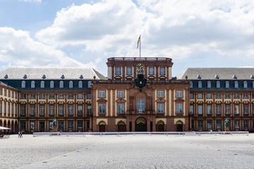 Barockschloss Schloss Mannheim bei blauen Himmel
