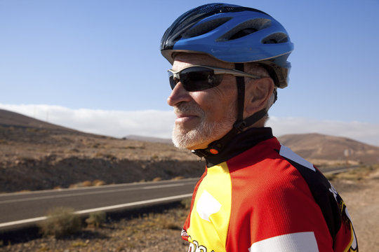 Spain, Canary Islands, Fuerteventura, confident senior man in cycling outfit