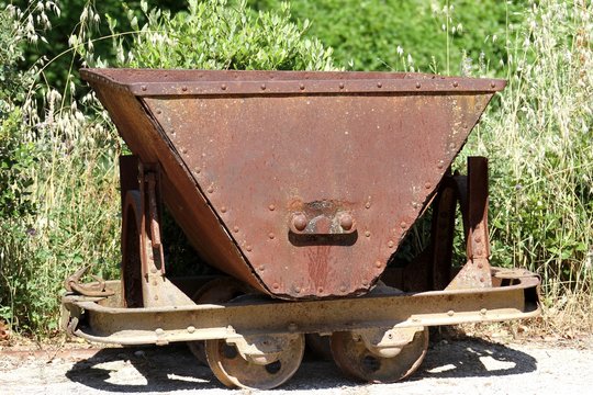 ancien wagonnet de transport d'ocre dans les mines d'ocres du Luberon